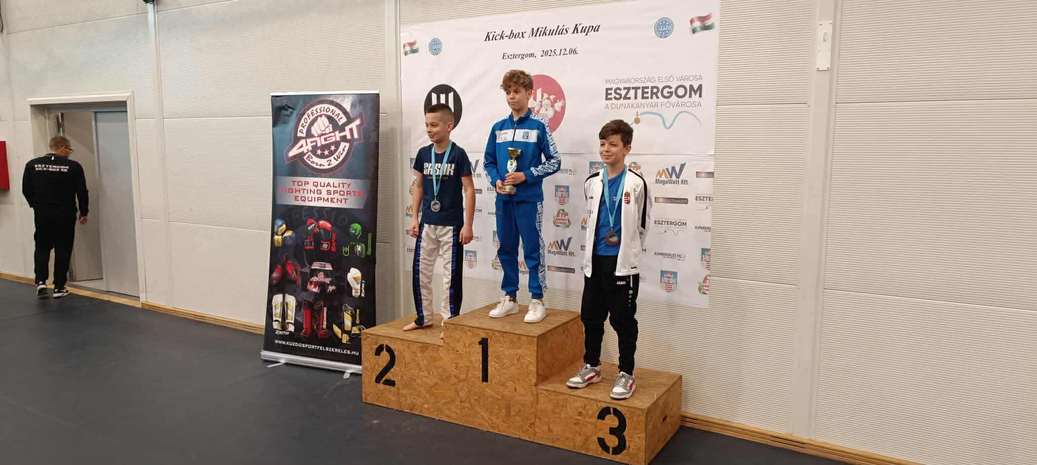 Kick-box: Három érmet is hozott a Mikulás!